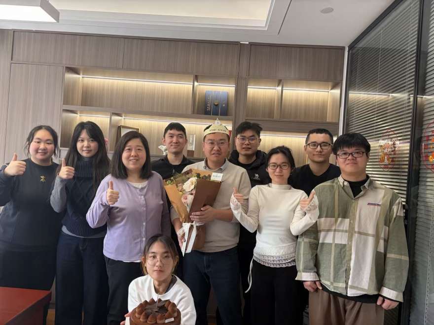 2025.12.25 课题组内祝徐剑老师生日快乐